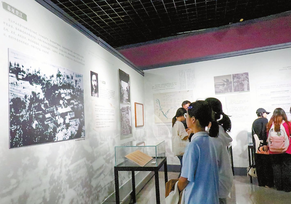 展览吸引了年轻观众驻足观看。