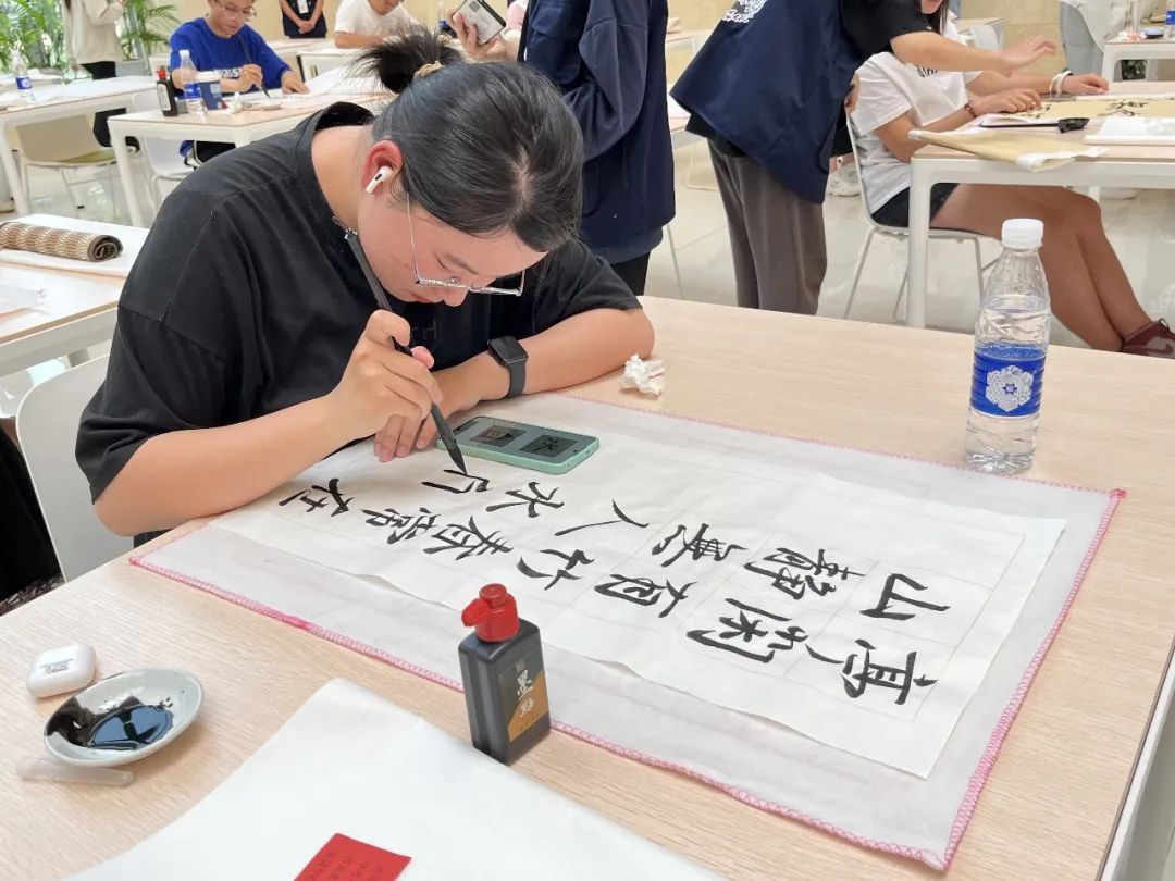 昆明城市学院成功举办第七届“研墨见性、书笔明志”书法大赛决赛