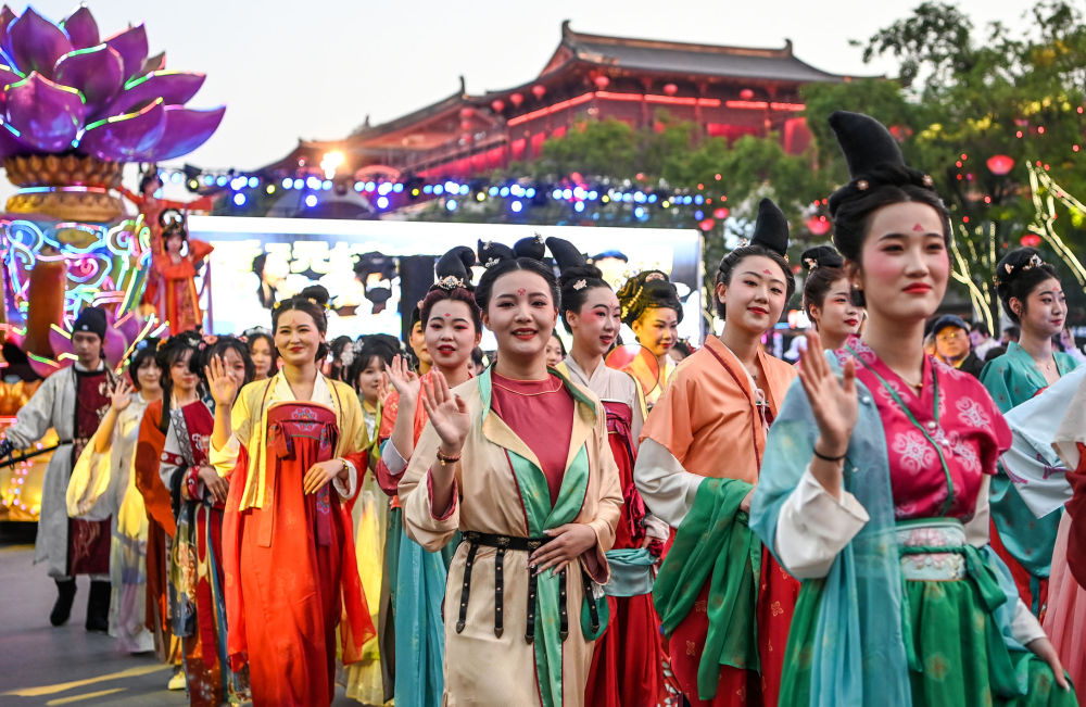 “总是被穿着唐装汉服的青年人吸引”——“老外”在十三朝古都点赞中国