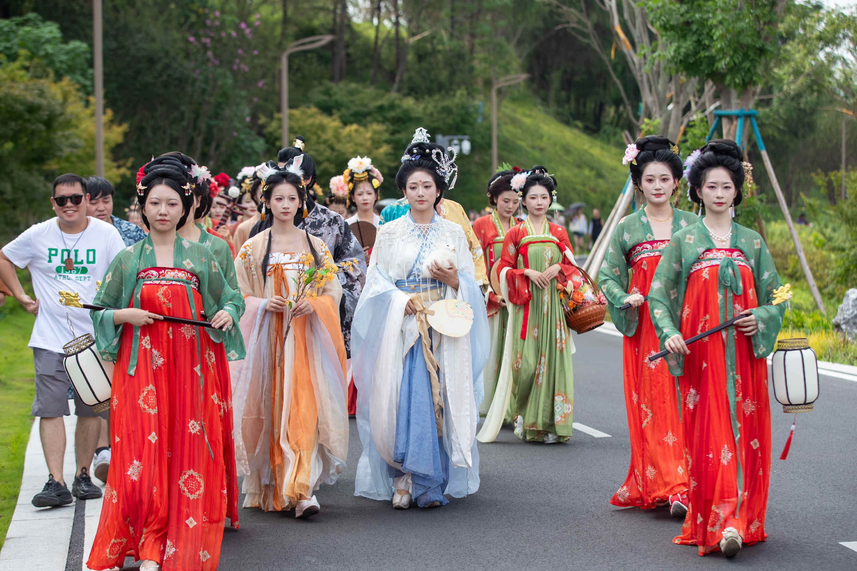 百人汉服巡游惊艳亮相 中秋世园会掀起国风热潮